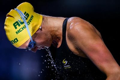 Goud, Nederlands- en World Cup-record voor Tes Schouten, wereldrecord Kaylee McKeown op 50 rug