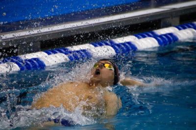 Rugslagzwemmer Raf Hendriks studeert en zwemt in de USA